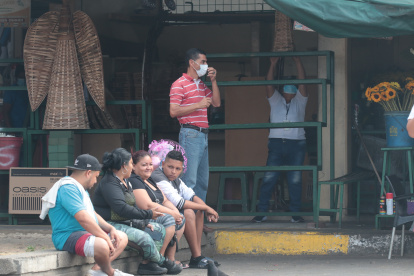 Espera. Un grupo de clientes y comerciantes esperan las flores que por estos días están llegando por avión.