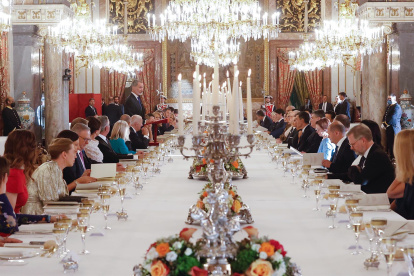 El rey Felipe (i-fondo de pie) pronuncia unas palabras en el Comedor de Gala del Palacio Real, durante la cena que los monarcas españoles ofrecen a los jefes de Estado y jefes de Gobierno que participan en la cumbre de la OTAN, este martes en Madrid.