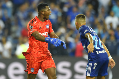 Pedro Ortiz (i), guardameta de Emelec, celebra con su compañero Marlon Mejía luego de que le atajó el penal al brasileño Hulk, de Atlético Mineiro, con lo que el Bombillo pudo mantener el empate en el estadio Capwell.