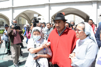 Apoyo. Religiosas sostienen la mano del presidente de la Conaie, Leonidas Iza, en el Liceo Matovelle de Quito.