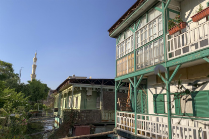 Dos casas flotantes en la ribera del río Nilo, en el barrio de cairota de Imbaba, en El Cairo, Egipto.