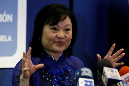 Fotografía de archivo, tomada en agosto de 2011, en la que se registró a Kim Phuc, la vietnamita que fue fotografiada desnuda mientras huía de un ataque de napalm hace 50 años, durante una rueda de prensa, en Bogotá (Colombia).