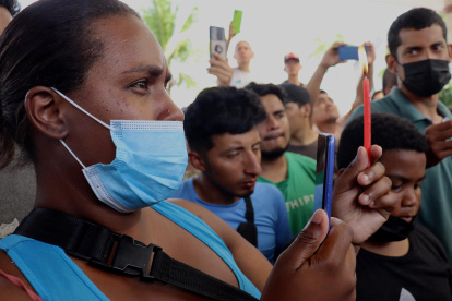 Imagen reciente de una vigilia en Tapachula, Chiapas (México), en memoria de los 50 migrantes que murieron hacinados dentro de un tráiler en San Antonio, Texas.