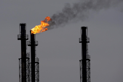 Chimeneas en la refinería de gas y petróleo