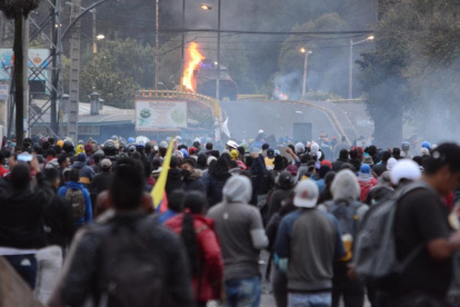 Quito. En la av. Patria, manifestantes se enfrentaron con la Policía en los 17 días del paro.
