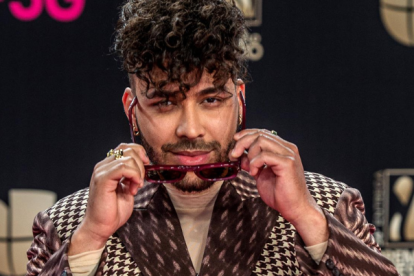 El cantante estadounidense de origen dominicano Prince Royce mientras posa en la alfombra de los Premios Lo Nuestro