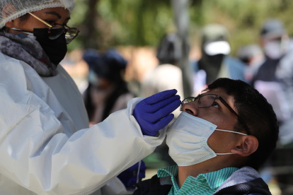 Paciente realizándose una prueba de covid.