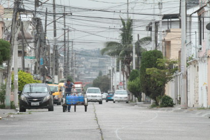 Recorrido por Cdla. Guayacanes, cables o tallarines causan molestias a dueños de casas...fd: Miguel Canales...30-05-2022