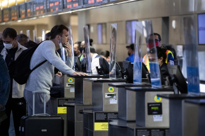 Las principales aerolíneas, como American, Delta, JetBlue y United han anunciado recortes en sus rutas este verano, y según una carta enviada esta semana por la patronal, Airlines for America (A4A), al Departamento de Transportes, se ha reducido un 15 % la oferta de vuelos entre junio y agosto. Fotografía de archivo.