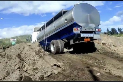 Los atajos. Transportar la leche se convierte en toda una odisea. La que logra arribar a las plantas lo ha hecho transitando por caminos de tercer orden o chaquiñanes (caminos rurales).