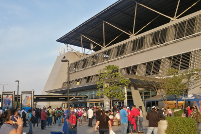 Personal de seguridad evacuó a usuarios de la Terminal Terrestre de Guayaquil.