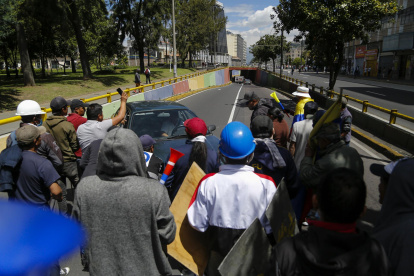 Manifestantes durante la tercera semana de protestas en Quito (Ecuador).