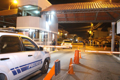 El ingreso del conjunto habitacional permanece cercado mientras se recaban los indicios.