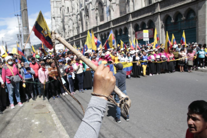 Marcha indígena avanza por la iglesia de La Basílica.
