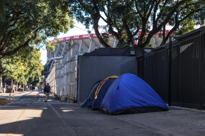 Fotografía de carpas donde acampan fanáticas de Harry Styles ubicadas en las puertas del estadio de Buenos Aires donde actuará el cantante en cinco meses, hoy en Buenos Aires (Argentina).