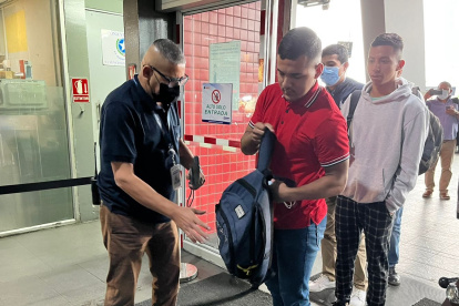 En la terminal, los encargados de seguridad revisaron los bolsos a viajeros