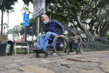 Las personas con discapacidad tienen problemas para recorrer hasta en los sectores regenerados y turísticos del centro de la ciudad.