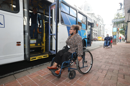 Las personas con discapacidad deben esperar mucho tiempo antes de abordar una bus de transporte urbano.