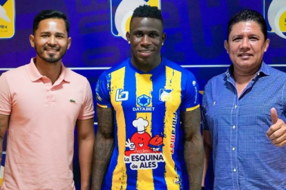 Kevin Mercado (centro) es el nuevo jugador del Delfín de Manta para la segunda etapa de LigaPro.