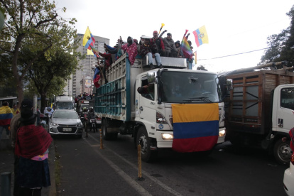 Manifestantes se retiran de la Casa de Cultura de Quito.