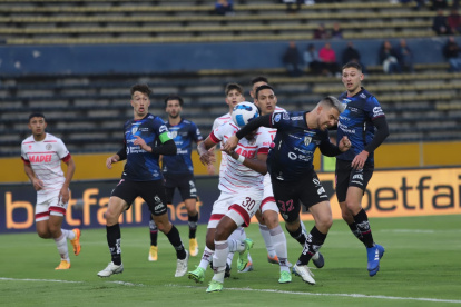 Independiente del Valle tuvo problemas para imponerse ante un Lanús que cerró bien los espacios