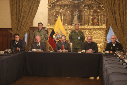 Guillermo Lasso, presidente de Ecuador, en reunión con su gabinete ministerial, previo a la cadena nacional.