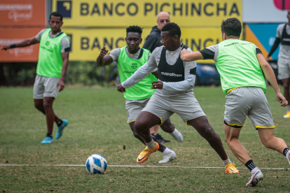 Jhon Cifuente (c) es uno de los jugadores toreros que estará en la Copa Ecuador.