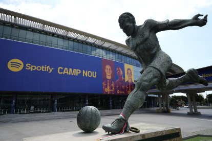 El Barcelona y Spotify emprendieron este viernes la alianza con la que la plataforma de audio en "streaming" se convierte en el patrocinador principal de la entidad, que engalanó la fachada principal del Camp Nou con la compañía sueca como protagonista junto con jugadores del primer equipo masculino y femenino.