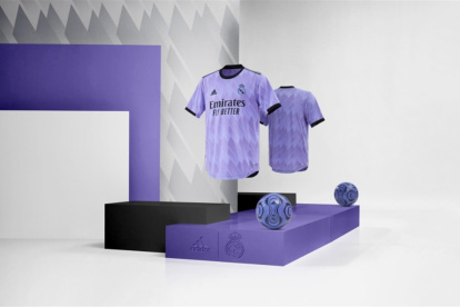 El Real Madrid presentó este viernes, junto a Adidas, su nueva camiseta que utilizará como visitante durante la temporada 2022/23 y en la que recupera el color morado.