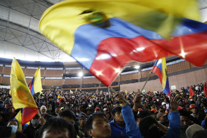 Indígenas celebran el fin del paro nacional ayer jueves en Quito (Ecuador).