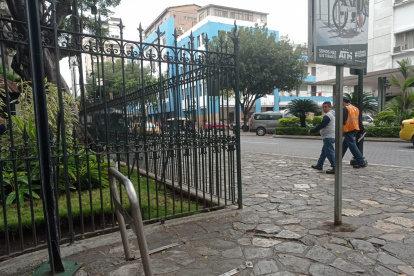 Perjuicio. Fuera del parque Seminario se encontraba un ciclo parqueo.