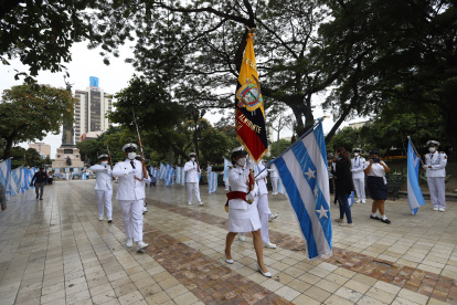 os estudiantes portaron las banderas del Ecuador y de Guayaquil en la Plaza del Centenario.