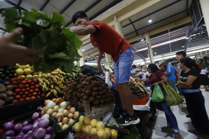 Plaza. Desde temprano hubo clientes ayer en el mercado de Sauces IX.