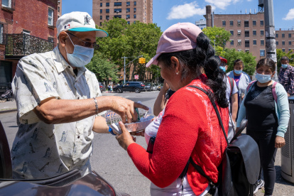 NUEVA YORK.- Las mujeres jornaleras inmigrantes indocumentadas y latinas, recién llegadas, limpian hogares tras horas de espera en la calle.