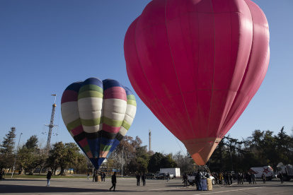 Fotografía de un globo aerostático en la inauguración del "Festival del Globo", este 30 de junio de 2022, en el Parque O´Higgins de Santiago (Chile).