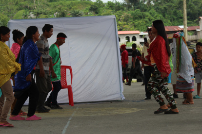 El gran baile. Se lo conoce como la ‘barenma’ o baile largo. Participan todos los invitados y familiares, en cuyo centro están los novios.