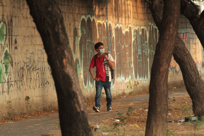 Desolado. Las pocas personas que transitan lo hacen con cuidado.