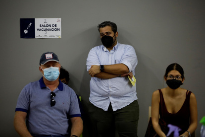 Personas esperan su turno durante una jornada de vacunación contra la covid-19, en Ciudad de Panamá, en una fotografía de archivo.