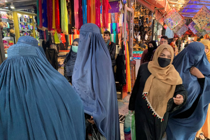 Mujeres vestidas con burka (o pañuelo) islámico en un mercado de Kabul. / EFE