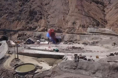 La poderosa minería chilena, la principal industria del país, ha destruido durante décadas glaciares, contaminado agua con metales pesados o inundado de tóxicos el aire en las denominadas "zonas de sacrificio", una cruda realidad que podría cambiar pronto con la nueva Constitución. TVEFE