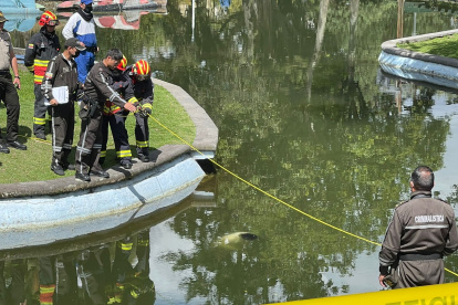 Fue necesario un bote para sacar el cuerpo del agua