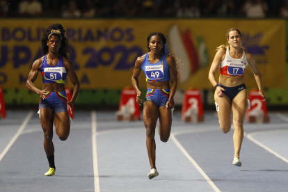 Gabriela Suárez (i), de Ecuador, medalla de plata; Angela Tenorio (c), de Ecuador, medalla de oro; y María Montt Blanchard, de Chile