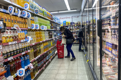 Fotografía de archivo fechada el 14 de junio de 2022 que muestra a una mujer mientras compra en un mercado, cuando se difunden los datos de la inflación mensual, en Buenos Aires (Argentina).