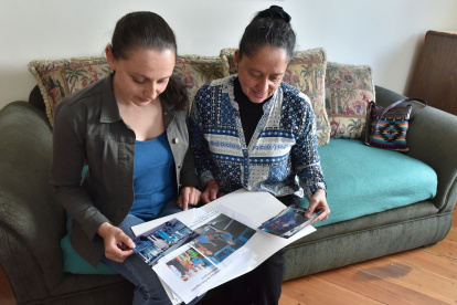 Ekaterina Ignatov y Teresa Cevallos, hija y esposa del entrenador Alexei Ignatov, son su gran apoyo.
