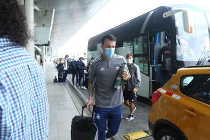 El capitán de Emelec, Sebastián Rodríguez, al momento de su arriba este domingo 3 de julio, al aeropuerto José Joaquín de Olmedo, en Guayaquil.