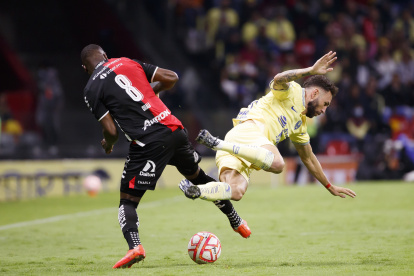 Aníbal Chalá, marcapunta del Atlas, disputa una pelota con Miguel Layún, del América.
