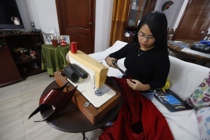 Preparación. Los que confeccionan ya están preparando sus atuendos para el próximo evento, en Guayaquil.