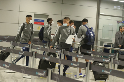 Los jugadores de Emelec en el momento de su arribo a suelo brasileño.