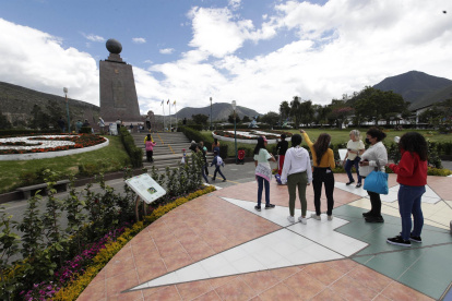 Turistas fueron registrados este sábado al visitar el monumento La Mitad del Mundo, en Quito (Ecuador).