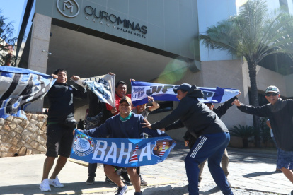 Hinchas de Emelec, en los exteriores del hotel Ouro Minas.